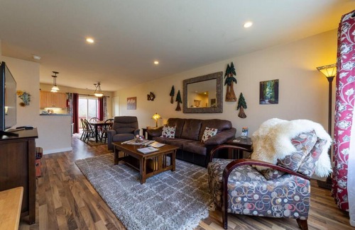 Orick House | Elk Meadow Cabins 19A Johnny Redwood Suite