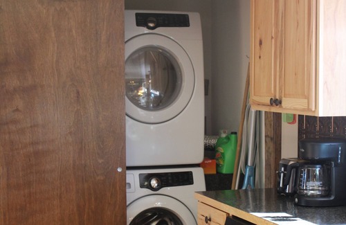 Eagle Nest House | Elk View Cabin - A lovely mountain retreat. Family-friendly and dog-friendly.