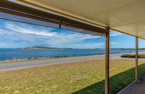 Ward House | Elliston Esplanade Beach House (RUFF-INN-IT)