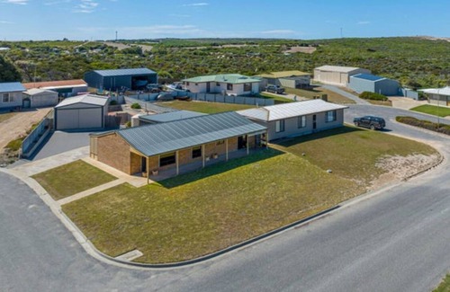 Ward House | Elliston Esplanade Beach House (RUFF-INN-IT)