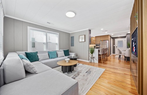 Ash House | Elvi's Beachside Trio - Spacious Ocean View Triplex, Sleeps 14