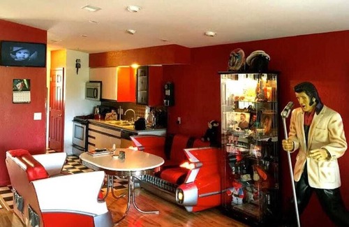 Branson Condo | Elvis and 60's decor, 2 bedroom Delight on a golf course