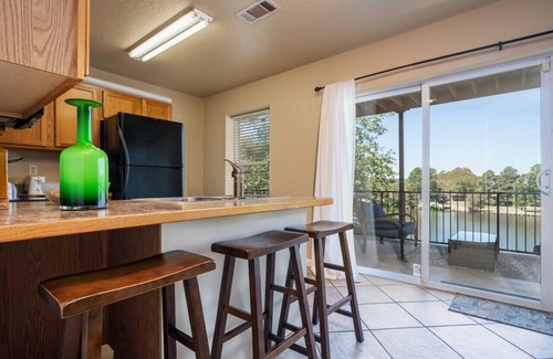 Piney Condo | Ember’s View, Spa City Jewel- Lovely Lake Condo