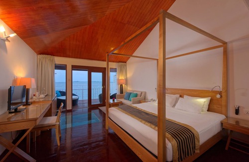 Emboodhoo Hotel | Embudu Village