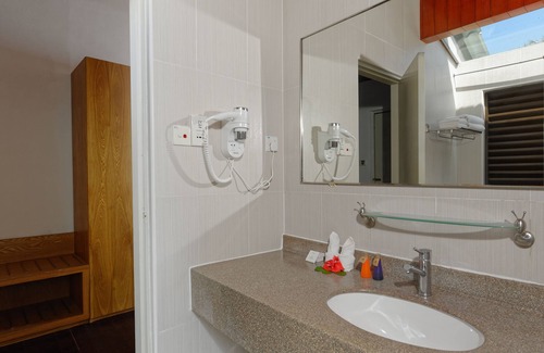 Emboodhoo Hotel | Embudu Village