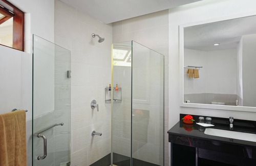 Emboodhoo Hotel | Embudu Village