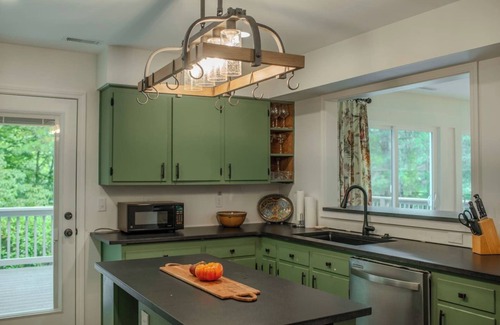 Cedar Mountain House | Emerald Lake Lodge - Lakefront - Families - Cozy - Fishing