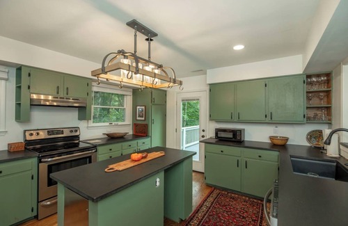 Cedar Mountain House | Emerald Lake Lodge - Lakefront - Families - Cozy - Fishing