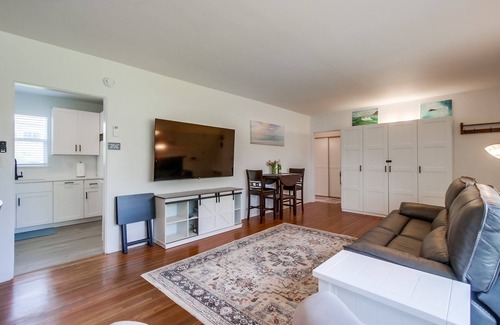 Pacific Beach Cottage | Emerald Sea - 2 BD beach cottage with large yard - pet friendly