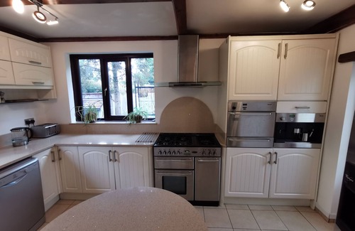 Birkenhead Cottage | En-suite Room in 16th Century Cottage With Easy Access to Liverpool