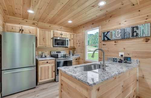 Cosby Cottage | Enchanted Bungalow, Blue Moon, Pickleball Court, Mountain Views, Starting at $69