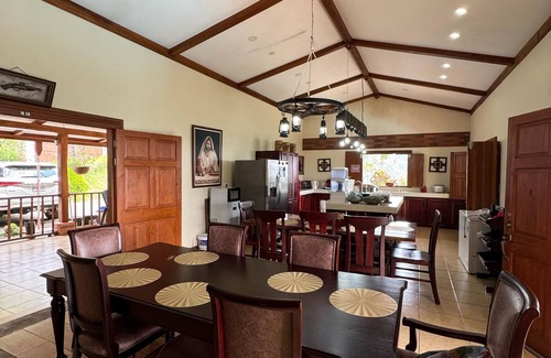 Mercedes Sur Cottage | Enchanting 5-bedroom cottage with WiFi in San José