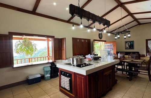 Mercedes Sur Cottage | Enchanting 5-bedroom cottage with WiFi in San José