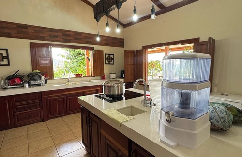 Mercedes Sur Cottage | Enchanting 5-bedroom cottage with WiFi in San José