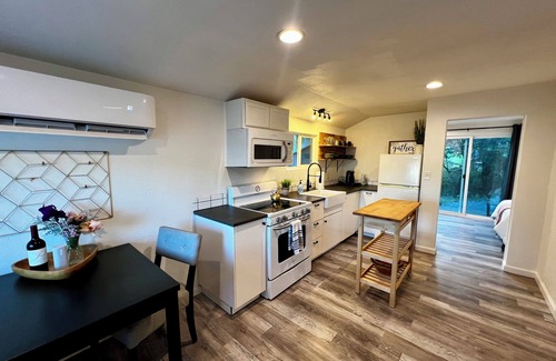 California Wine Country Cottage | Enchanting Creekside Retreat: Your Downtown Oasis