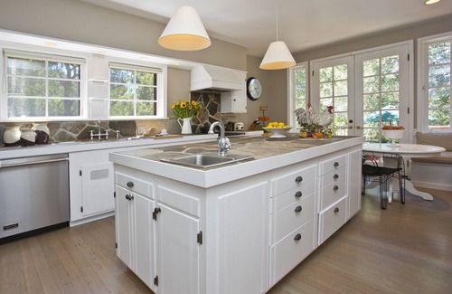 Forestville House | Enchanting Healdsburg Estate with Luxurious Pool and Lush Gardens