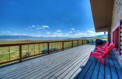 Shining Mountains Cabin | Enchanting Log Cabin Retreat with Guest Cabin in Montana’s Gravelly Range