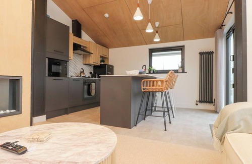 Rhyd-y-clafdy Cottage | ENCIL GYFRINFA, pet friendly, with hot tub in Llithfaen