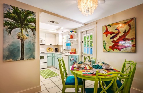 Ilexhurst Cottage | END OF SUMMER RATES! Cozy cottage central location-Private patio-3 min to beach!