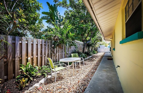 Ilexhurst Cottage | END OF SUMMER RATES! Cozy cottage central location-Private patio-3 min to beach!