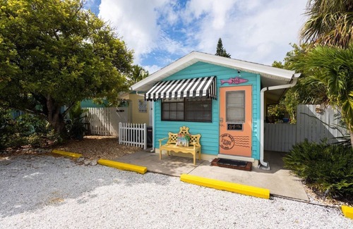 Ilexhurst Cottage | END OF SUMMER RATES! Cozy cottage central location-Private patio-3 min to beach!