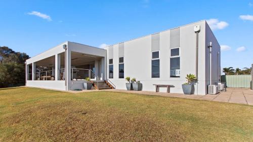 Lake Wangary House | Endeavour View Is A Fantastic - A Modern, 4 Bedroom Holiday Home