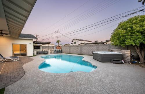 Scottsdale Estates Ten House | Endless entertainment and 1.5 miles from Old Town stay at Sunbaked Terrace