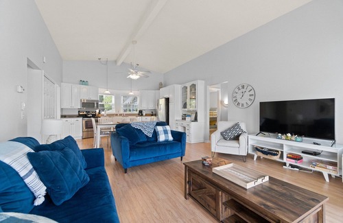 Wolcottville House | "Endless Summer” cozy, contemporary home on Dallas Lake, Wolcottville