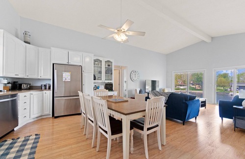 Wolcottville House | "Endless Summer” cozy, contemporary home on Dallas Lake, Wolcottville