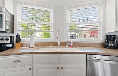 Wolcottville House | "Endless Summer” cozy, contemporary home on Dallas Lake, Wolcottville