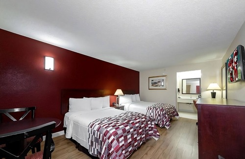 Ellenton Hotel | Enjoy a Hassle-Free and Suiting Stay! Pet-friendly, Outdoor Pool, Free Parking!