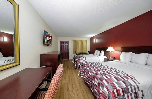 Ellenton Hotel | Enjoy a Hassle-Free and Suiting Stay! Pet-friendly, Outdoor Pool, Free Parking!