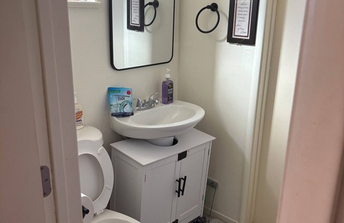 King City House | Enjoy a room with private bath in a charming King City location!