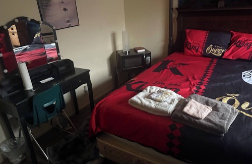 King City House | Enjoy a room with private bath in a charming King City location!