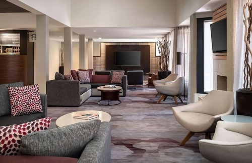 Camelback East Hotel | Enjoy in Phoenix, Pets are Allowed, Free Parking, with Pool, Near Colter Park!