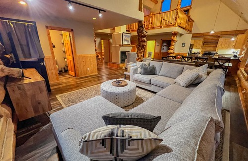Red Lodge Cabin | Enjoy Mountain Views and Room for All at Log Cabin Lodge