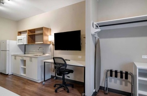 Sparks Hotel | Enjoy Roomy Accommodations Just Steps from Sparks Marina