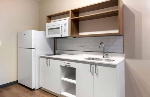 Sparks Hotel | Enjoy Roomy Accommodations Just Steps from Sparks Marina