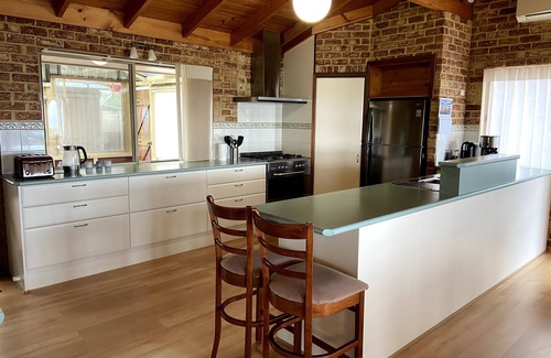 Little Grove House | Enjoy Sunrise Views from the comfort of this beautiful home away from home!