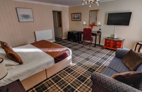 Ipswich Hotel | Enjoy Swimming & Spa in Historic Room with Large Gardens & Comfort Amenities