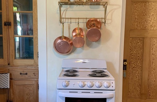 Leonidas Cottage | Enjoy the comforts of home in the Cozy Green Cottage!