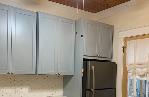 Leonidas Cottage | Enjoy the comforts of home in the Cozy Green Cottage!