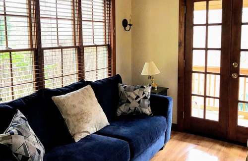 Lookout Mountain Cottage | Enjoy the mountain and the city!