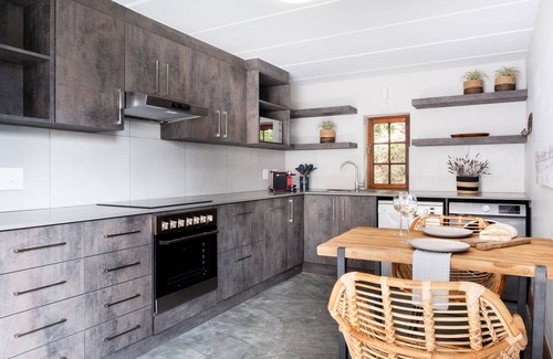 Stellenbosch Apartment | Enjoy the privacy of your own wood fired hot-tub, barbecue & breathtaking views.