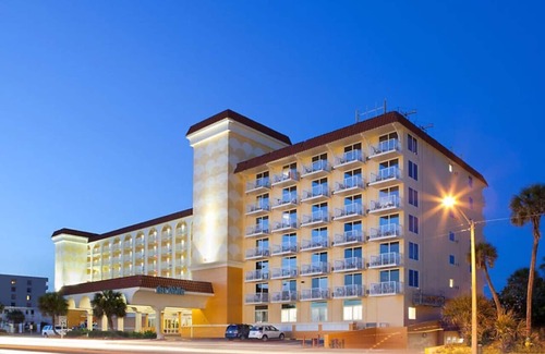 Ormond Shores Condo | Enjoy the sands of the Atlantic in this tropical 2BD condo with resort amenities for family