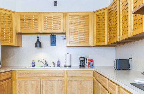 Casper Apartment | Enjoy the warmth! Modern 2B/2B duplex with large dining area, cozy bedding, and space for 5. Central location near downtown Casper shops.