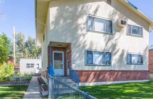 Casper Apartment | Enjoy the warmth! Modern 2B/2B duplex with large dining area, cozy bedding, and space for 5. Central location near downtown Casper shops.