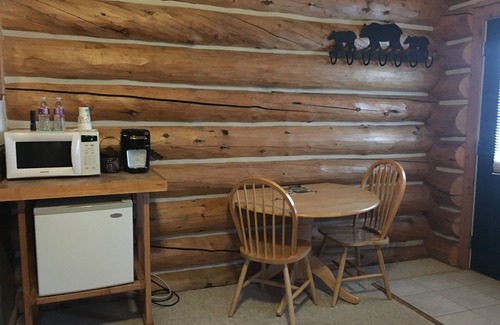 Idaho Falls Cabin | Enjoyable 1-bedroom “Mallard” Log Cabin in Ririe