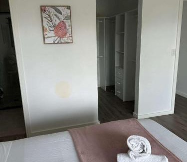 Guildford West House | Ensuite Double Room - Central & Convenient Location in Guildford West