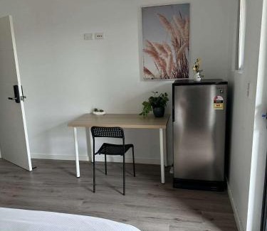 Guildford West House | Ensuite Double Room - Central & Convenient Location in Guildford West